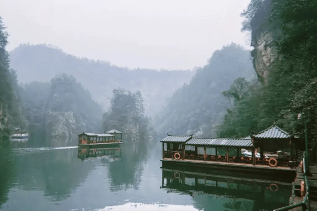 ทะเลสาบเป่าฟง (Baofeng Lake)
