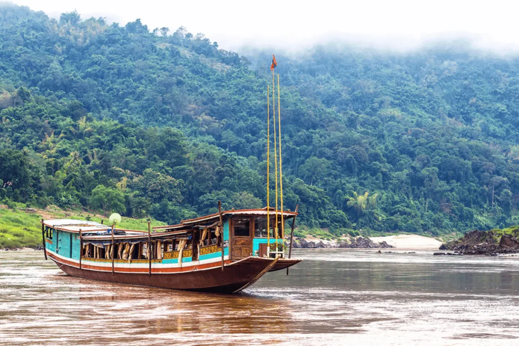 ล่องเรือชมบรรยากาศแม่น้ำโขง