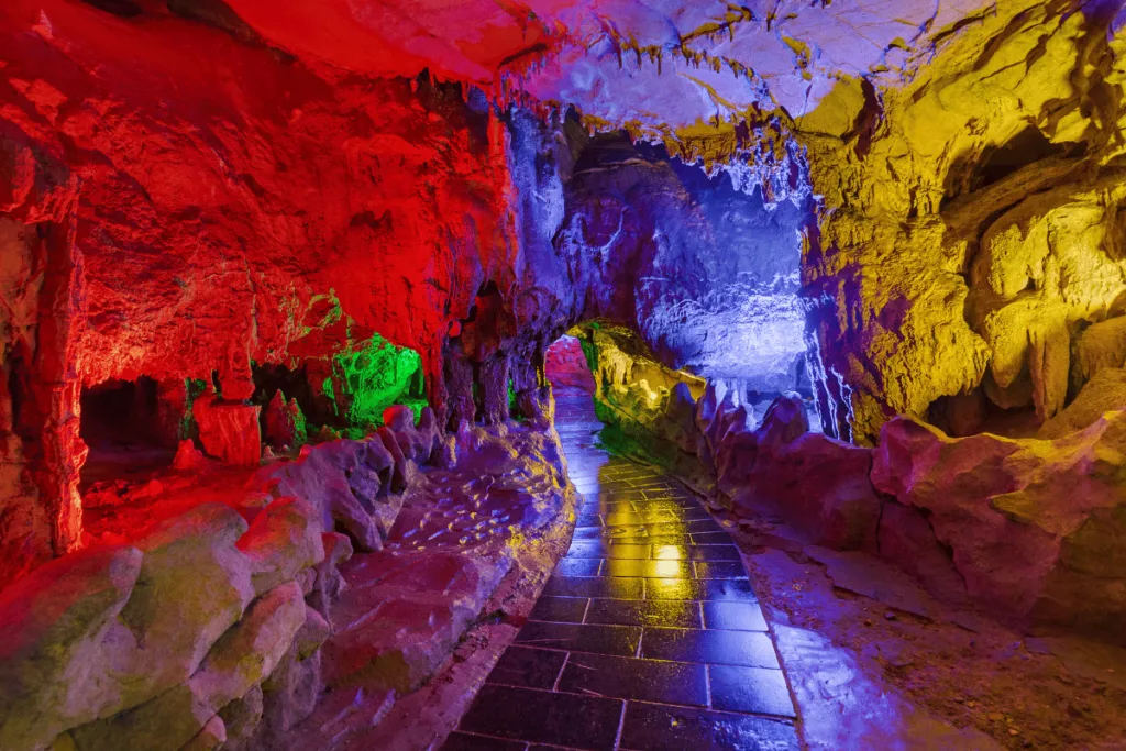ถ้ำมังกรเหลือง (Yellow Dragon Cave)